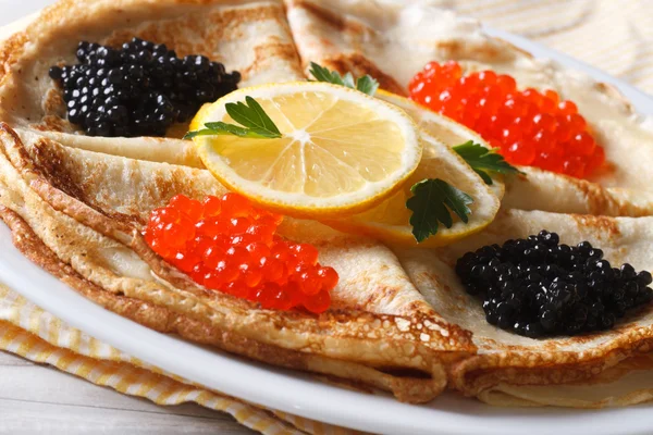 Crepes finos com caviar vermelho e preto macro horizontal — Fotografia de Stock