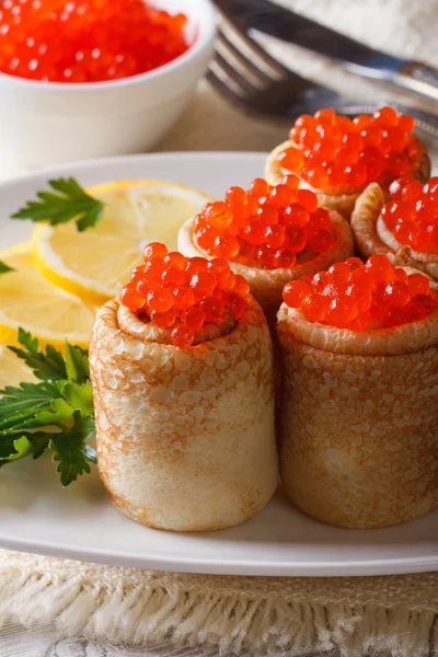 Pancake rollen met rode kaviaar en citroen. Verticaal — Stockfoto