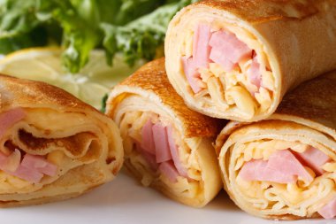 Jambon ve peynir yatay makro ile doldurulmuş krep