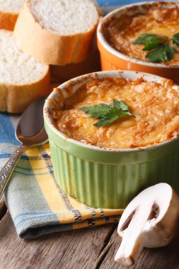 Tavuk ve mantar dikey yakın çekim ile güveç.