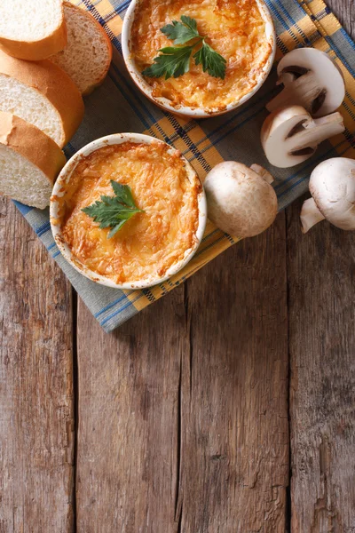 Soep met kip en champignons verticale bovenaanzicht — Stockfoto