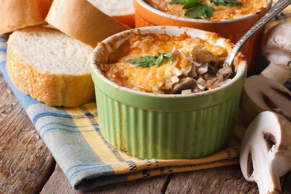 Mushroom gratin op de tabel horizontale close-up. — Stockfoto