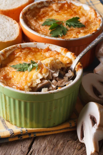 Mushroom gratin op de tabel verticale close-up. — Stockfoto