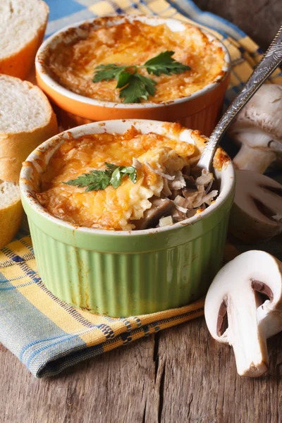 Gratin gevuld met kip en champignons verticale rustieke — Stockfoto