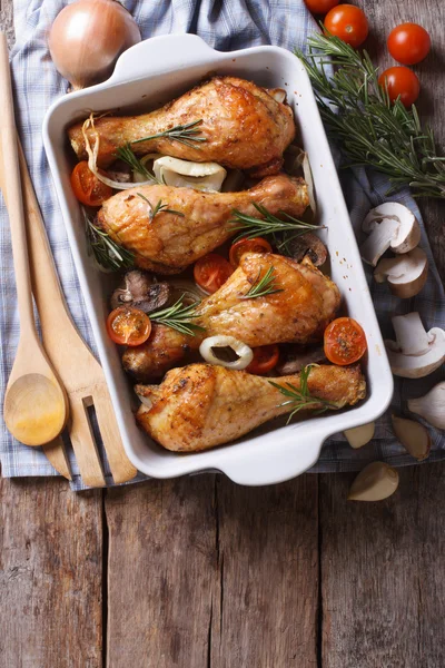 Cuisses de poulet cuites au four et ingrédients. vue de dessus verticale — Photo