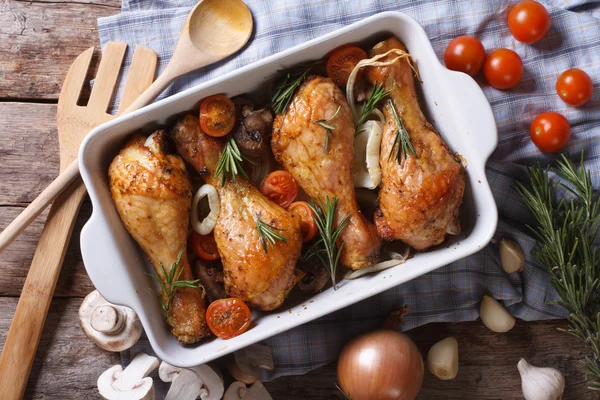 Jambes de poulet cuites au four avec légumes vue de dessus horizontale rapprochée — Photo