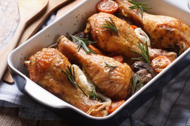 tavuk budu fırın çanak yakın çekim yatay rosemary ile