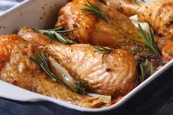 Tavuk budu bir pişirme içinde rosemary ile makro yatay çanağı — Stok fotoğraf