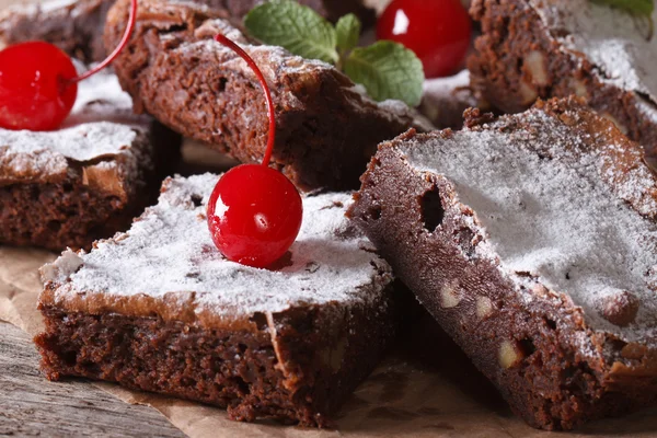 Čokoládový dort brownies s ořechů a třešní a makro horizontální — Stock fotografie