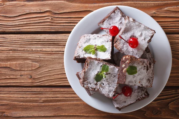 Brownies dengan mint dan ceri di piring. tampilan atas horisontal — Stok Foto