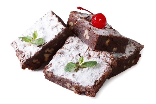 Pastel de chocolate brownie aislado sobre fondo blanco — Foto de Stock