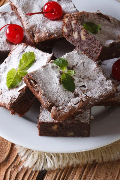 Chocolate cake brownie with walnuts close-up. Vertical — Stock Photo, Image