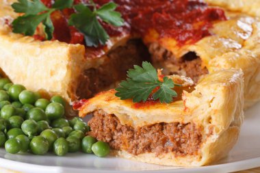Etli börek ve bir garnitür yeşil bezelye parçalar. Yatay makro