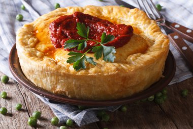 Tüm etli börek tabağı yakın çekim üzerinde. Yatay