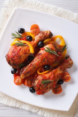 Tavuk budu, domates soslu bir tabakta dikey Üstten Görünüm 