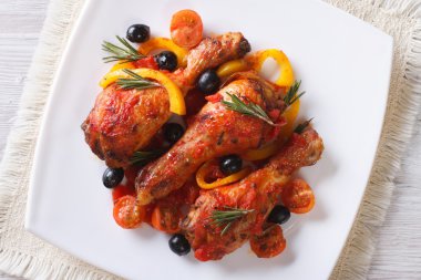 Tavuk budu, domates soslu bir tabakta yatay Üstten Görünüm 