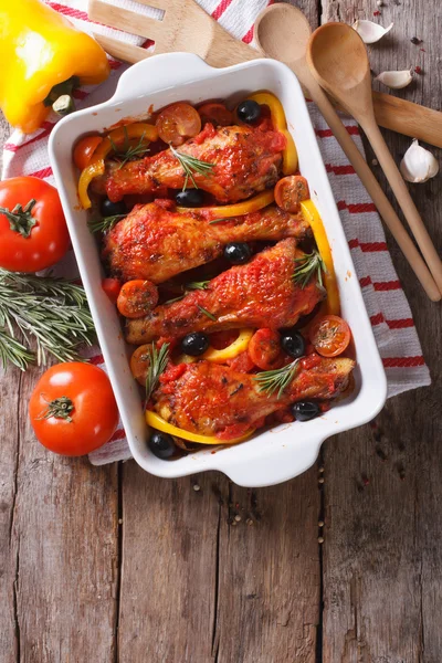 Benen kip gebakken in tomaten saus verticale bovenaanzicht close-up — Stockfoto
