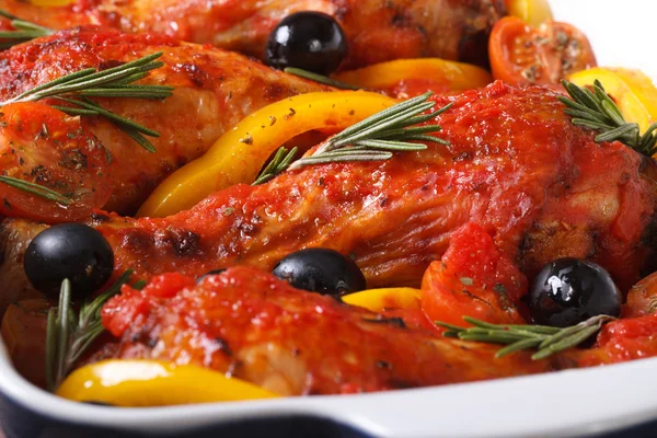 Ayam kaki dalam tomat dalam baking hidangan makro, horisontal — Stok Foto