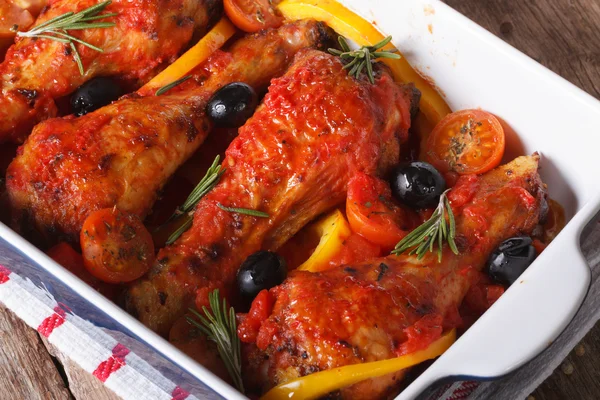 Ayam kaki dalam saus tomat dalam hidangan memanggang closeup top view — Stok Foto