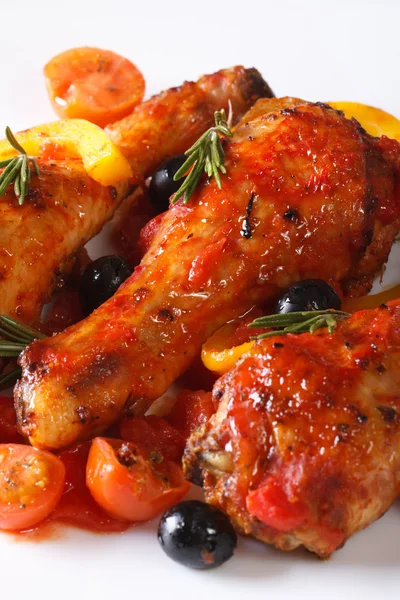 Pernas de frango em tomate com pimentas em uma chapa macro vertical — Fotografia de Stock