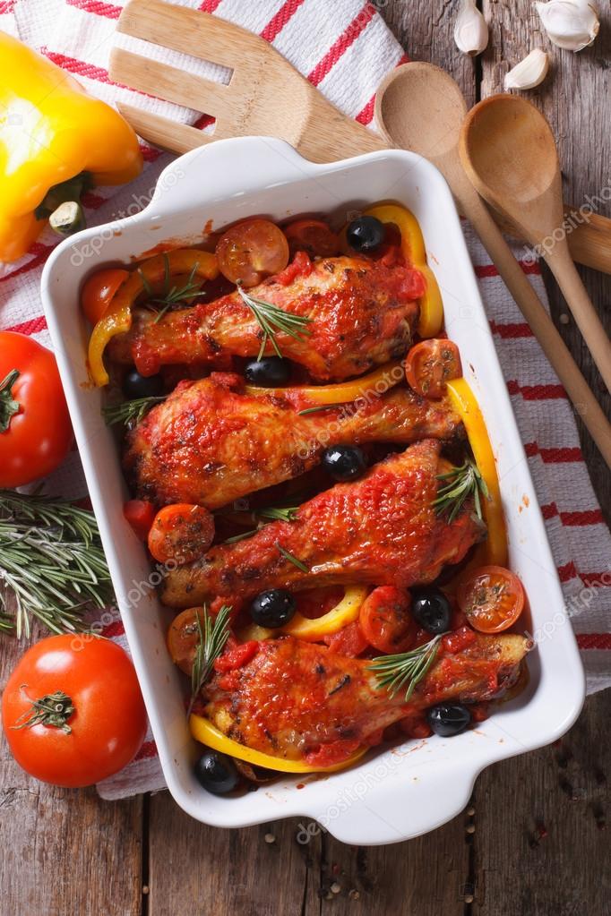 Domates sosu dikey üst görünümünde pişmiş tavuk budu Stok