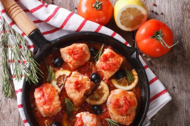 domates tava ve malzemeyi yatay üst görünümü'nde balık 