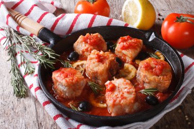 bir tava ve malzemeyi yatay domates soslu balık 