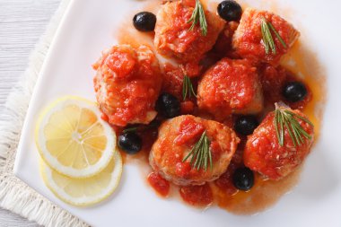  plaka makro üzerinde domates soslu balık. Yatay üstten görünüm closeu