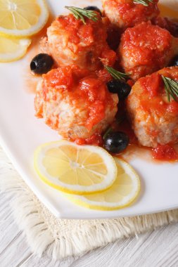 domates soslu zeytinli dikey tabak portre üzerinde balık