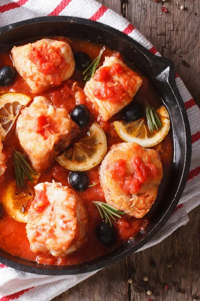 Fiskfilé i tomatsås i en pan närbild. vertikala ovanifrån — Stockfoto