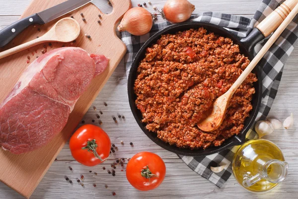 Sauce bolognaise dans une casserole et ingrédients vue de dessus horizontale — Photo