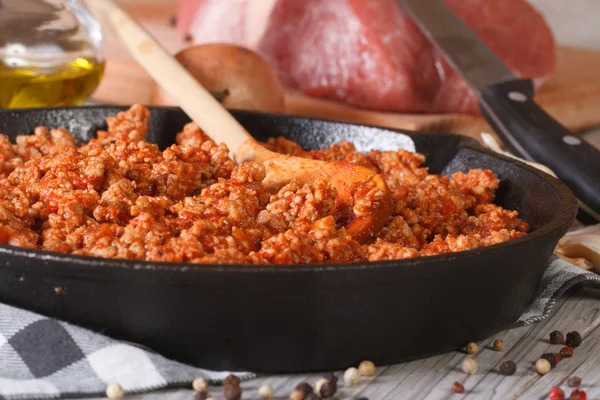 Saus bolognese dalam sebuah penggorengan close-up horizontal — Stok Foto