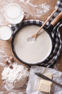 Beşamel sos tava ve malzemeler dikey Üstten Görünüm