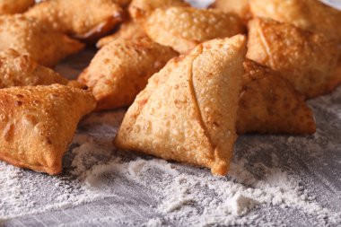 yığın samosas unlu bir tabloda pişirme. Yatay