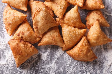 yığın samosas unlu bir tabloda pişirme. Yatay Üstten Görünüm