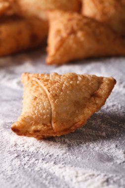 Hint samosa yakın çekim un bir masada. dikey
