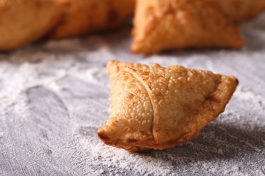 Hint samosa yakın çekim un bir masada. Yatay