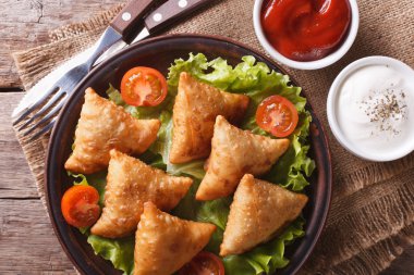 samosa sos closeup, yatay üstten görünüm ile bir plaka üzerinde
