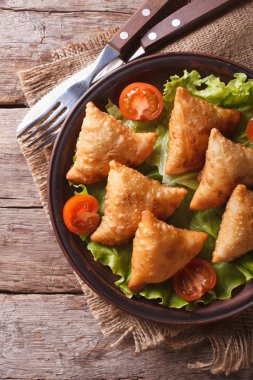 pasta samosas plaka yakın çekim üzerinde. Dikey üstten görünüm, rustik