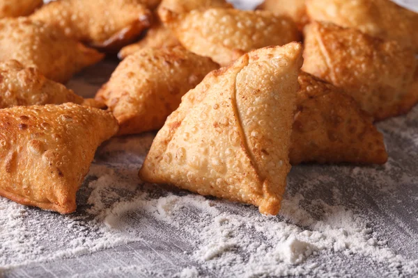 Kupie do pieczenia samosas w tabeli mąką. Poziome — Zdjęcie stockowe