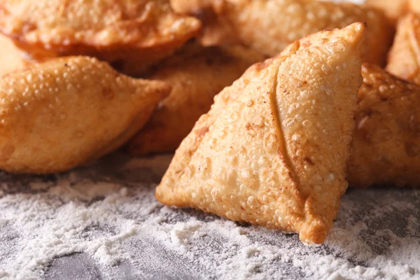 Pilha de cozimento samosas macro na mesa — Fotografia de Stock