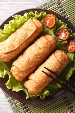 Bahar marul domates dikey, en iyi manzaralı üzerinde kızarmış rulolar