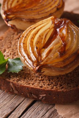 karamelize soğan, maydanoz ve ekmek makro dikey