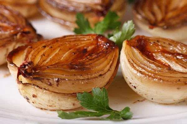 Caramelized onions in balsamic vinegar on plate macro. — Stock Photo, Image