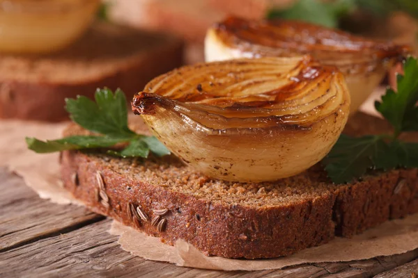 Sandwich abierto con cebollas caramelizadas macro horizontal — Foto de Stock