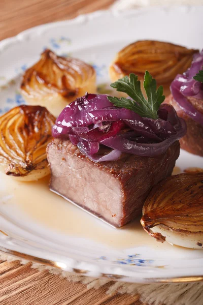 Beef grilled and caramelized onions vertical — Stock Photo, Image