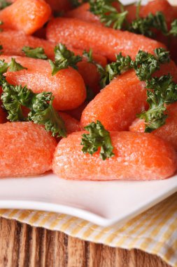 Maydanoz üzerinde beyaz tabak makro ile sırlı havuç. dikey