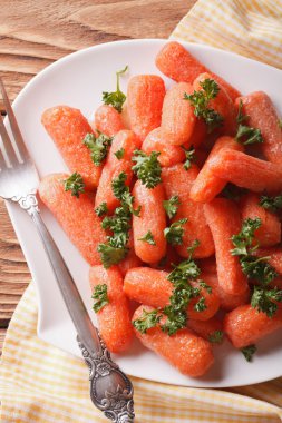 Karamelize havuç plaka yakın çekim üzerinde. Dikey Üstten Görünüm