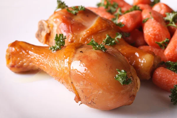 Roasted chicken legs and glazed carrots close-up horizontal — Stock Photo, Image