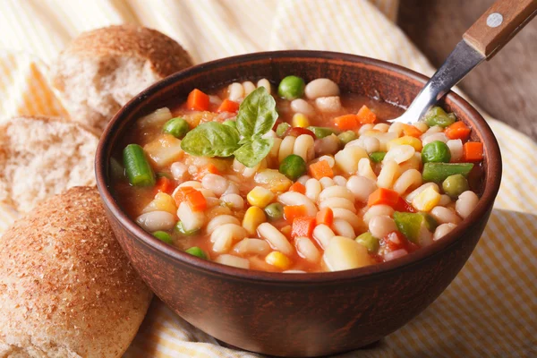 Sopa de minestrone italiana en un tazón de cerca. Horizontal — Foto de Stock